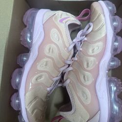 W Air Vapormax Plus Size 6