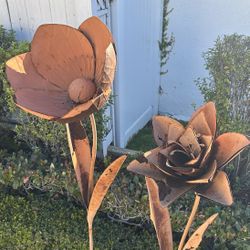 Vintage set 2- Giant FLOWER METAL GARDEN Sculptures STAKE Rusty Decoration Chippy Paint Garden Decor Weathered Rustic Huge Landscaping 