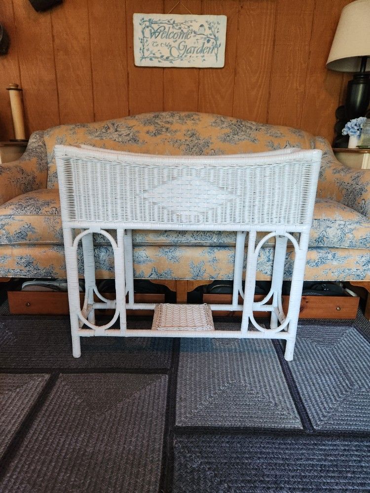 White Wicker Planter Table galvanized flower liner PLANT STAND IN GREAT CONDITION coastal boho chic