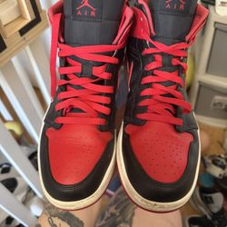 Mens Size 10 Air Jordan 1 Mid "Alternate Bred" sneakers 