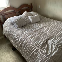 Queen Size Bed Set With Dresser And Mirror And Mattress 