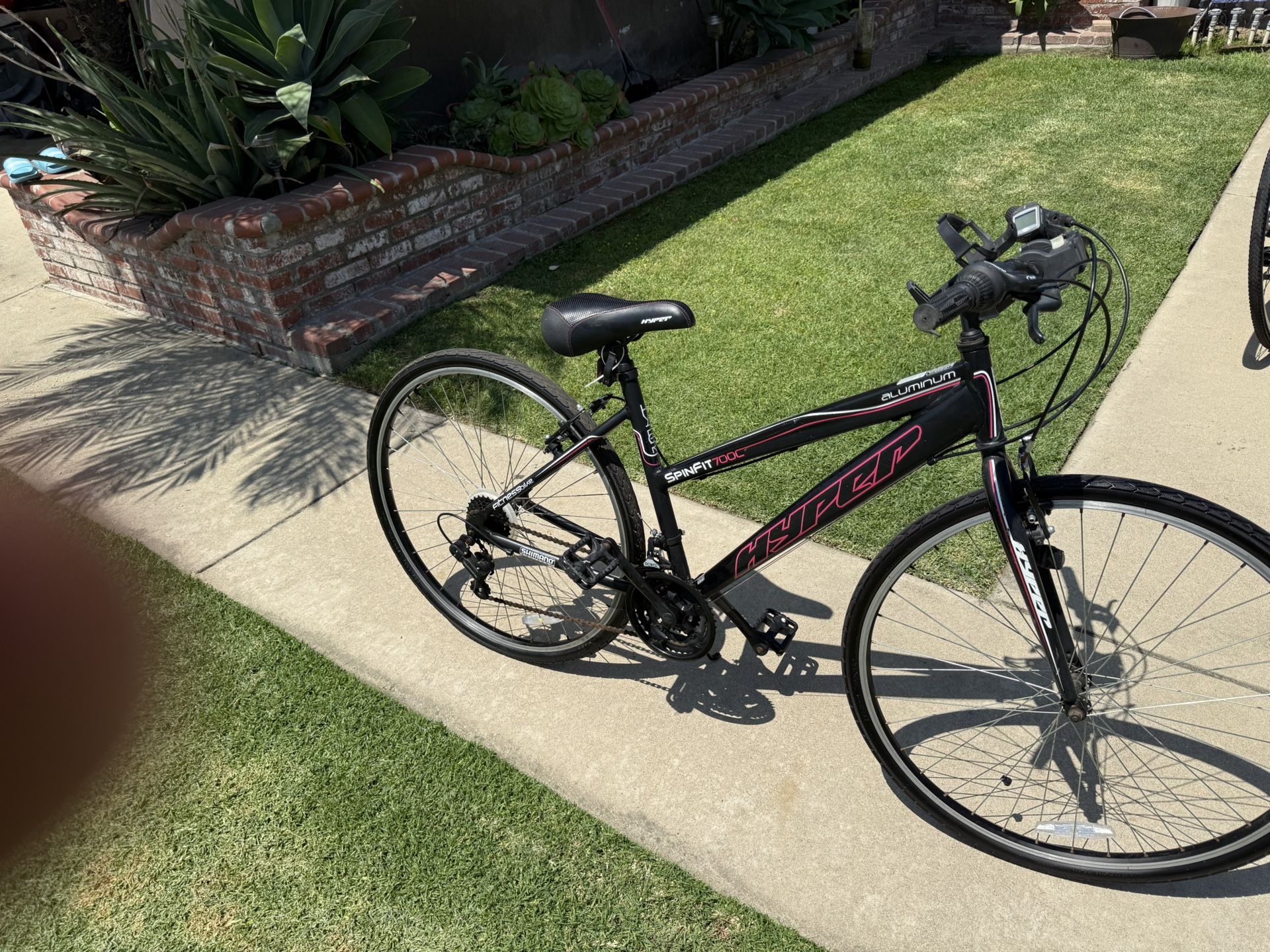 Hyper Bicycle 700c Womens Spin Fit Hybrid Bike, Black and Pink