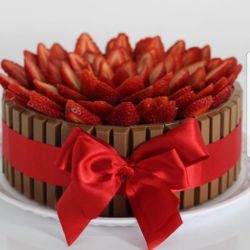 Strawberry kitkat cake