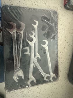 SNAP ON The SVSM807A is a Snap-on 7-piece metric four-way angle open-end wrench set featuring