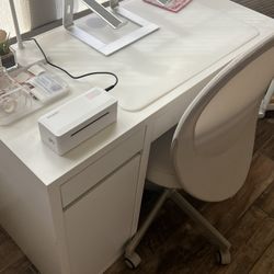 IKEA DESK & CHAIR / Escritorio Y Silla 