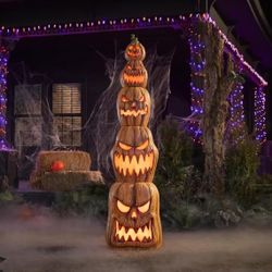 *$26 0 PRICE IS FIRM*** 8.5 ft. Halloween Classics Giant-Sized LED Jack-O-Lanterns Stack