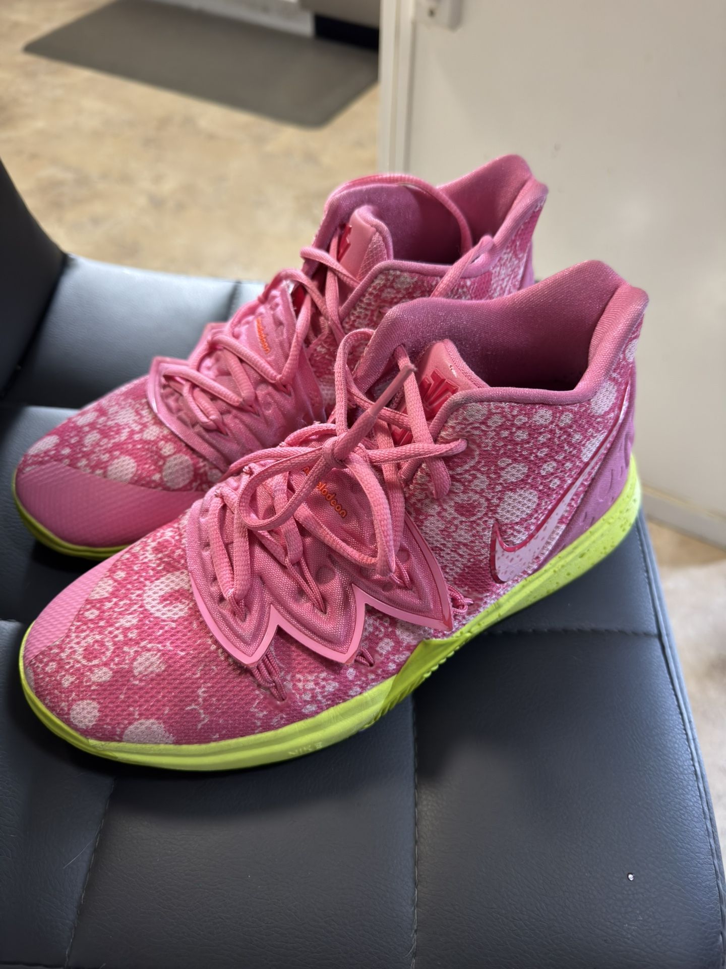 Nike Kirey 5 Patrick Star Shoes Size 7 Youth