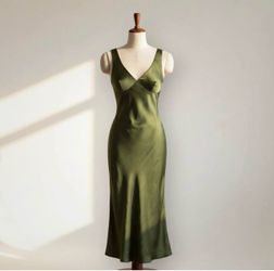 gorgeous satin dress from thatssofetch size2 xsmall fits size Medium