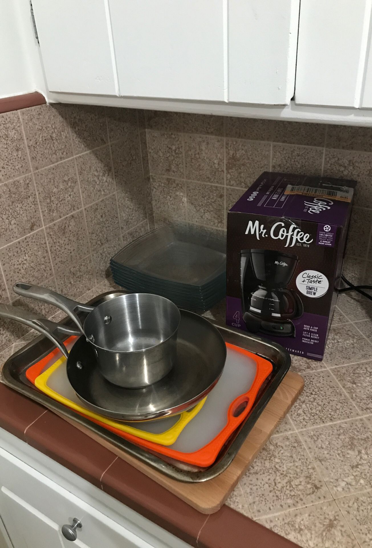 Kitchen bundle: Pots, coffee maker, plates, baking sheet
