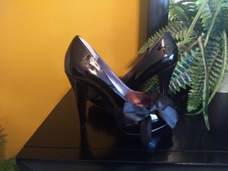 PARIS HILTON HEELS SZ 7