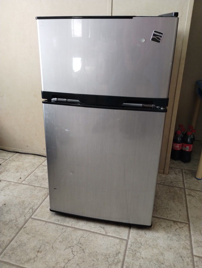 Mini Refrigerator/Freezer 