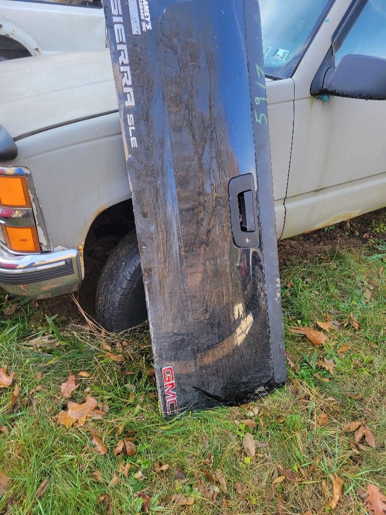 (2) 2007 to 2013 Chevy/Gmc tailgates