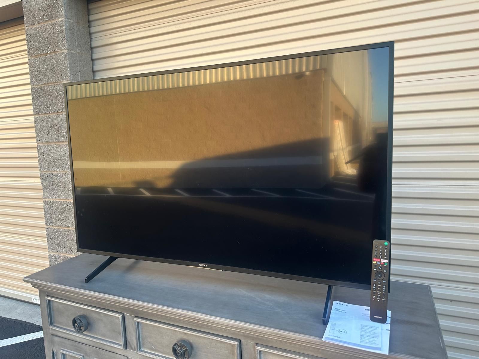 55" 4K ultra HD smart TV Sony w/ remote control/television inteligente de 55" marca SONY con control