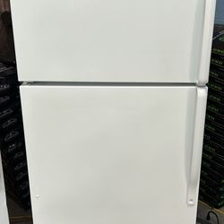 White 18 Cubic Foot Refrigerator With Ice Maker 