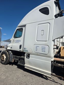 2013 frightliner casadia (white truck)