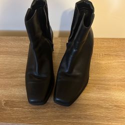 Woman’s Heel Boots 