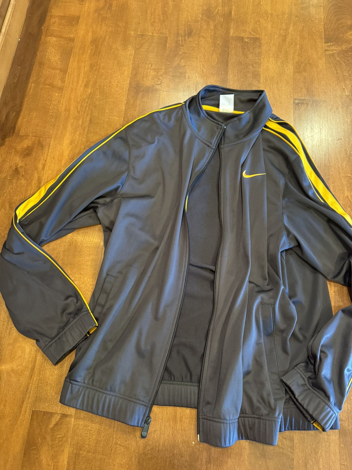 Men’s Nike Zipper Jacket Shipping Available