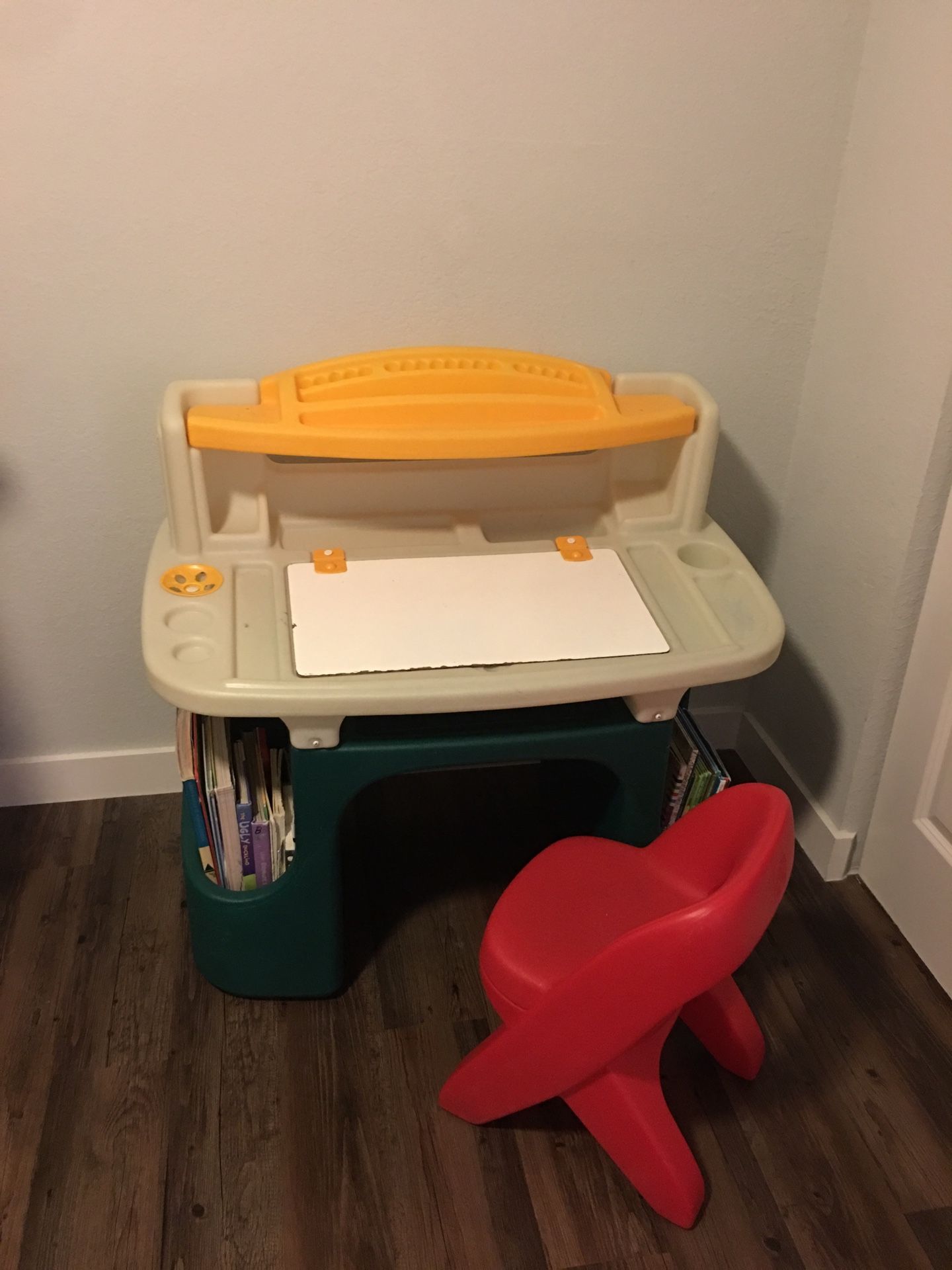 Kids desk Step 2, beautiful very clean! Perfect for this back to school!