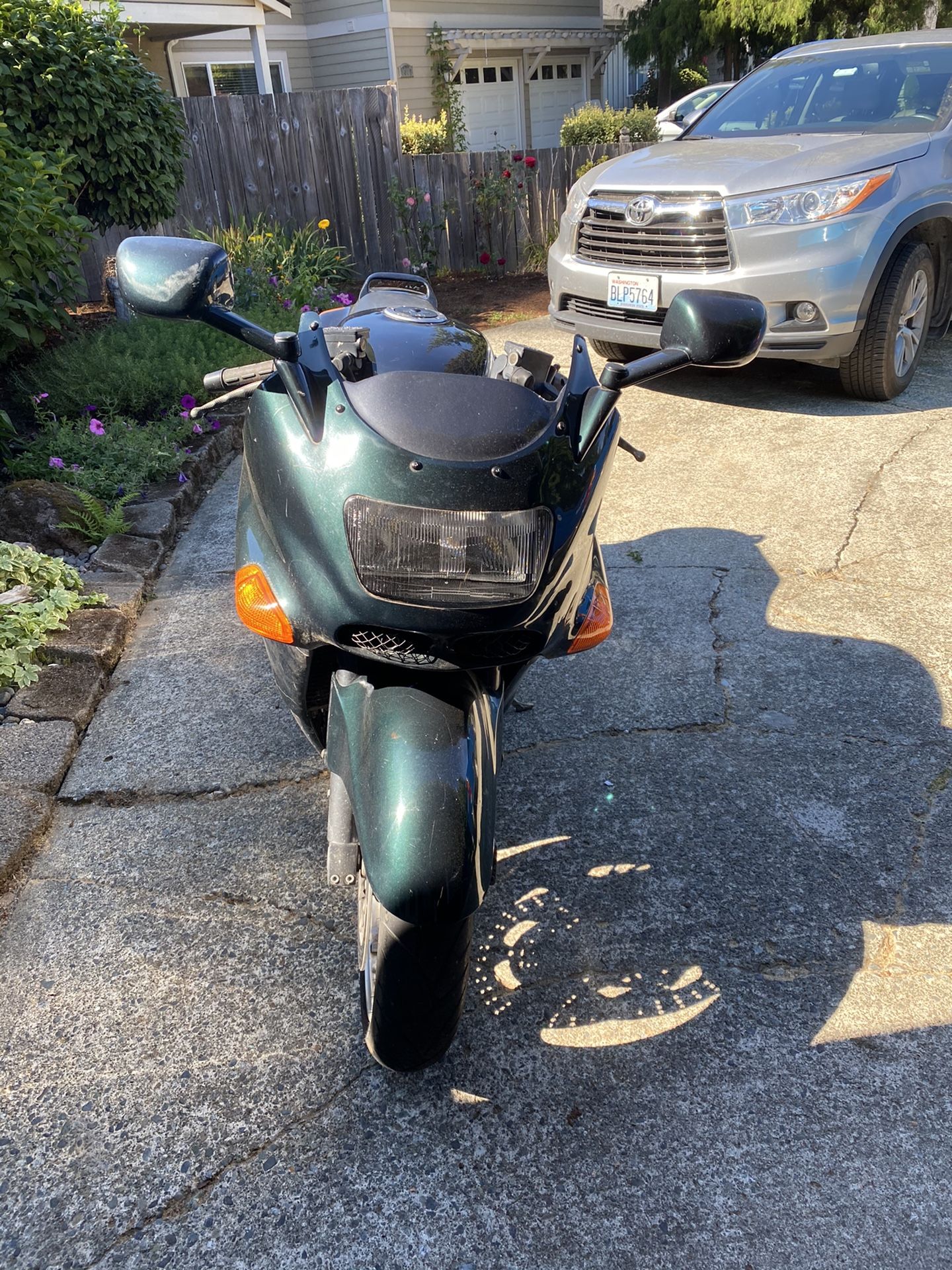 1997 Kawasaki ninja ZX11 dark green for Sale in Bellevue, WA - OfferUp