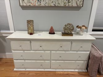 Solid wood White 7 drawer dresser 61”L x 17”D x 29”H