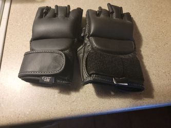 NEW FLEXZION MMA GLOVES - FINGERLESS  BOXING GLOVES  $25 FIRM PRICE
