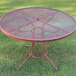 Vintage Mid Century Modern Woodard Iron Round Mesh Top Outdoor Garden Patio Table
