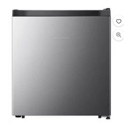 Hisense 1.6 Cu Ft Mini Fridge – Silver – Energy Star – NEW
