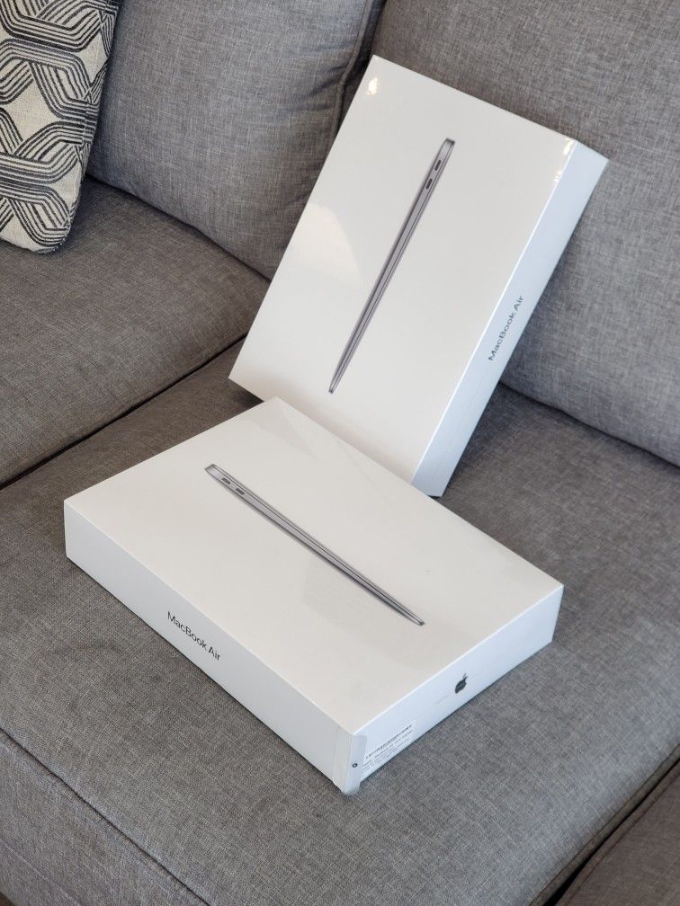 Apple MacBook Air 13.3" - M1 Chip (8 CPU - 7 GPU / 8GB / 256GB)- $1 Today and the rest later 🤗