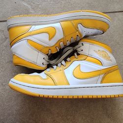 Air Jordan Mid University Gold