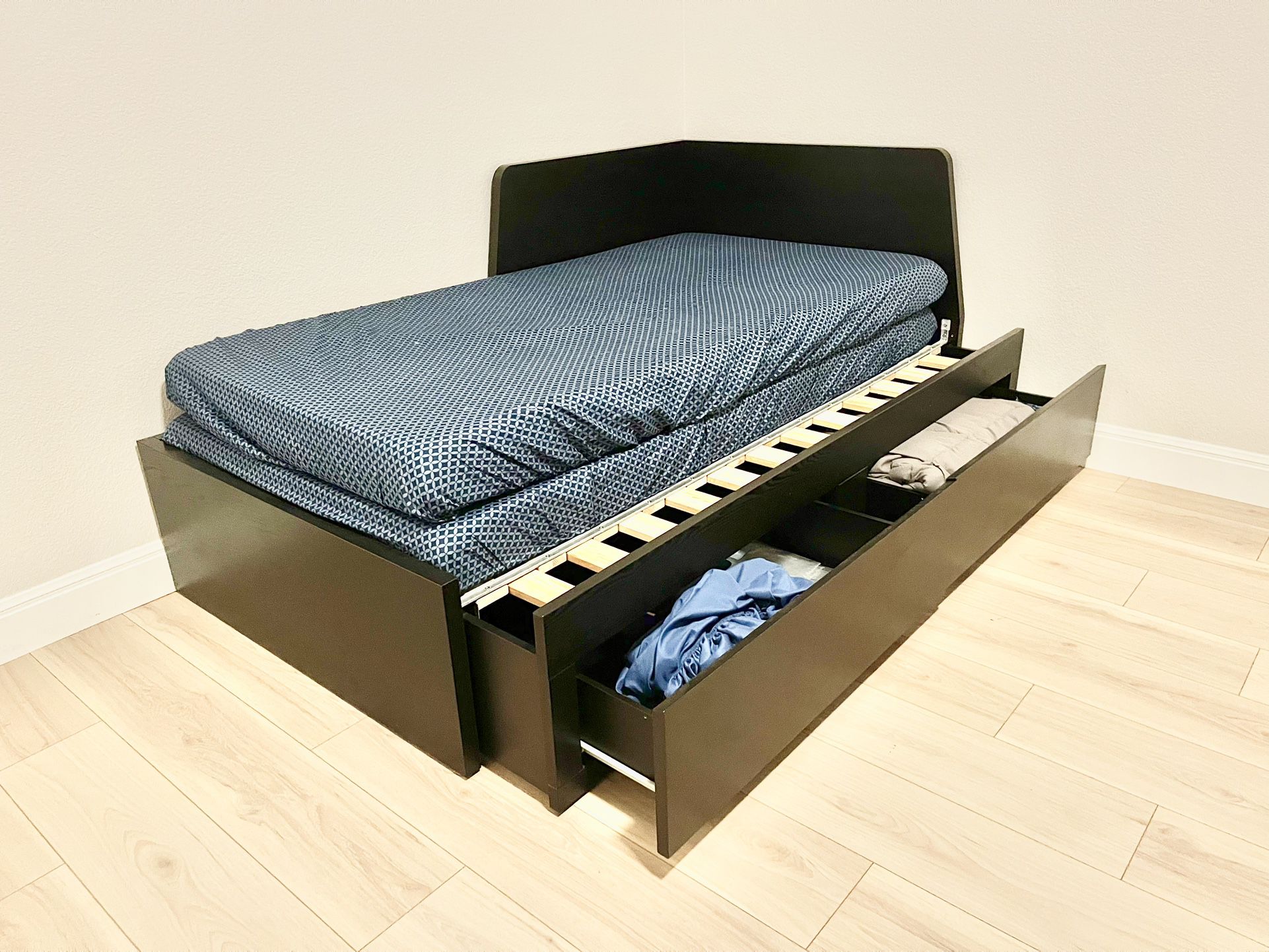 Day Trundle Bed With 2 Twin Mattresses 