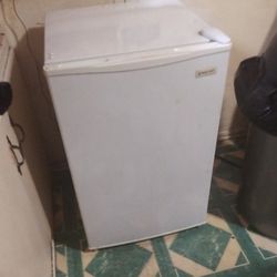 Mini Fridge Magic Chef Great Condition Only Asking $125 Or Best Offer