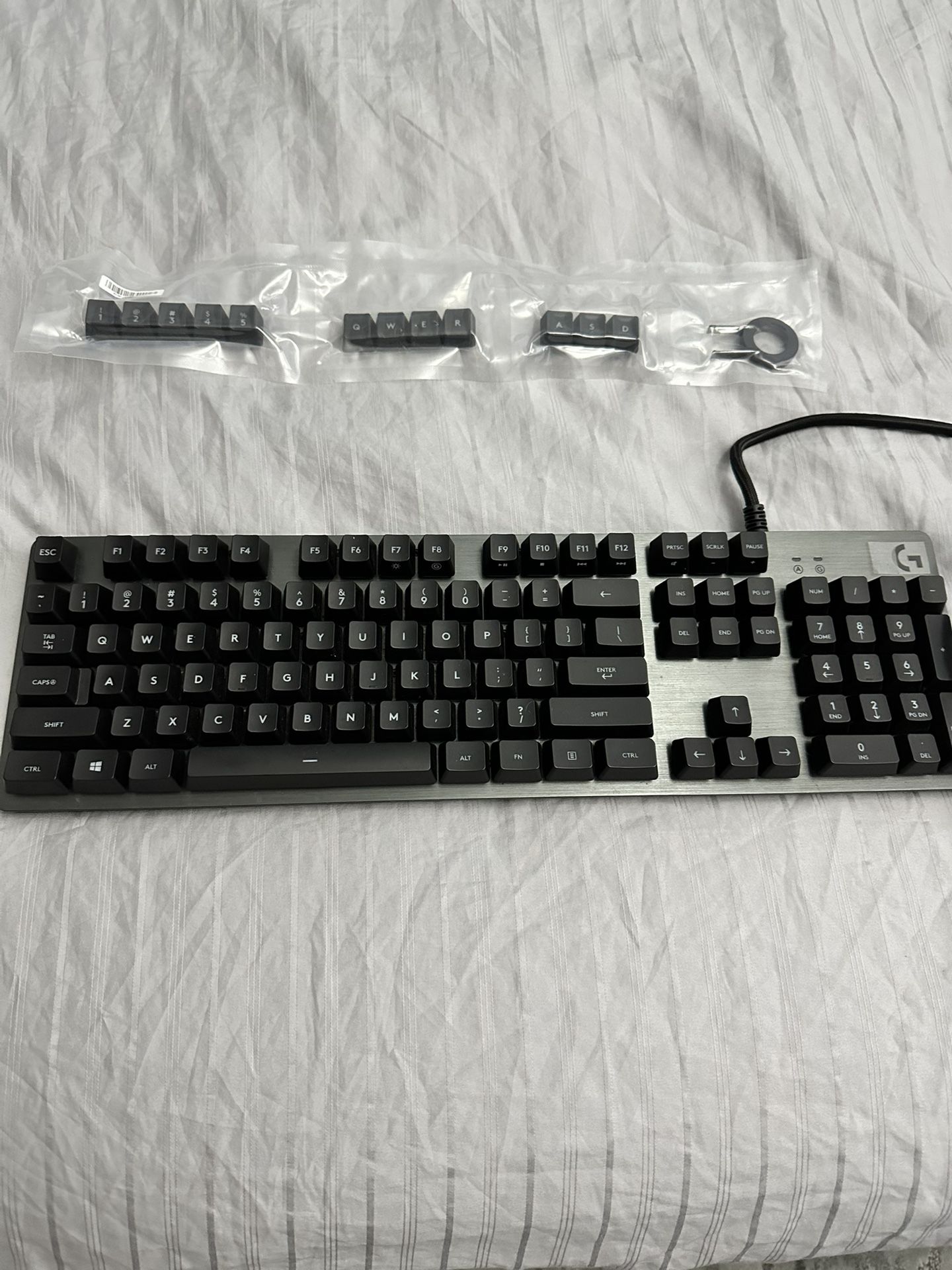 Logitech G413 Backlit Mechanical Gaming Keyboard with USB Passthrough – Carbon (Barely Used And With Replacement Keys)