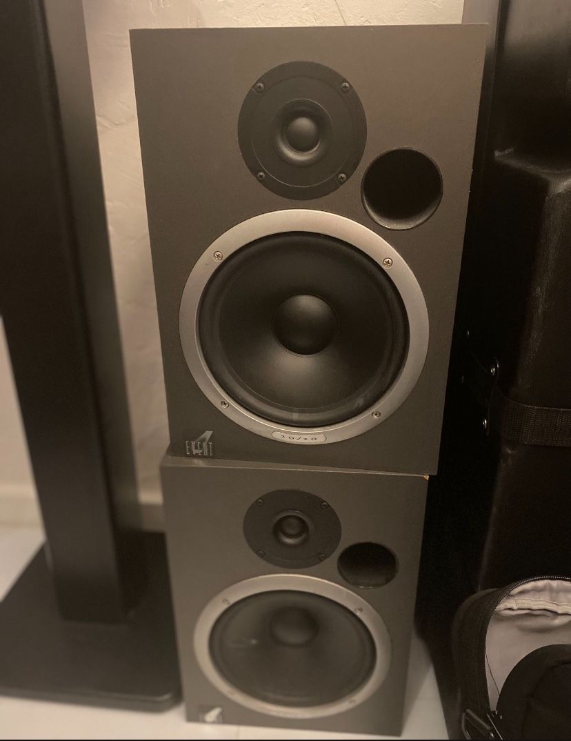 2 Speakers And Amplifier To Play Loud Music At Your Home Party Bocinas Parlantes Con Amplificador