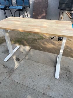 Electric desk read description