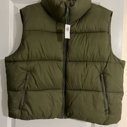 OLD NAVY WOMENS WEATHER RESISTANT PUFFER VEST