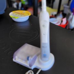 ELECTRIC ORA-B BLUETOOTH CORDLESS TOOTHBRUSH with CHARGER