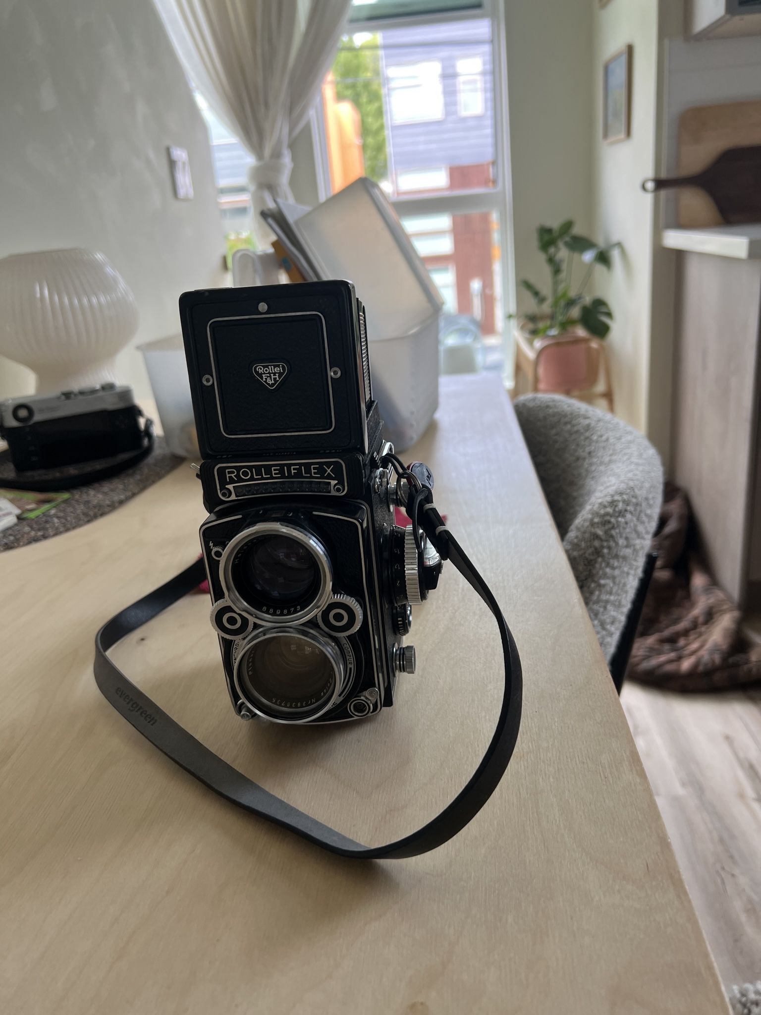 near mint, Rollei rolleiflex 2.8 80mm planar with upgraded focusing screen.