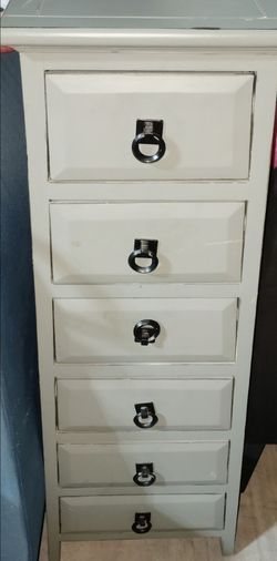 Jewelry dresser chest