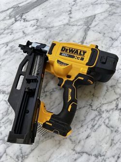 Se vende DEWALT 20V MAX XR Brushless Cordless Framing Nailer