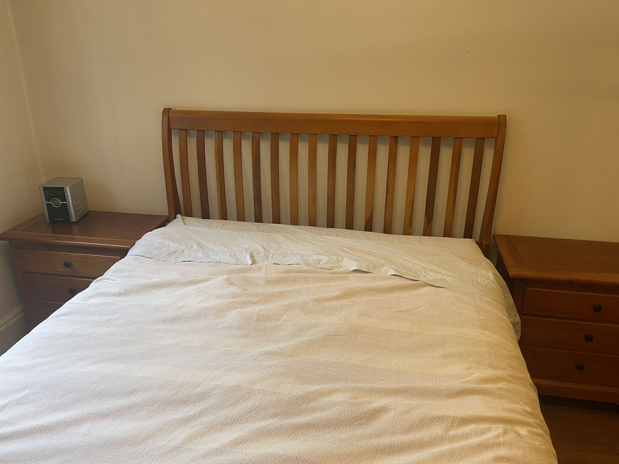 Queen Wood Bedroom Set - Last Call