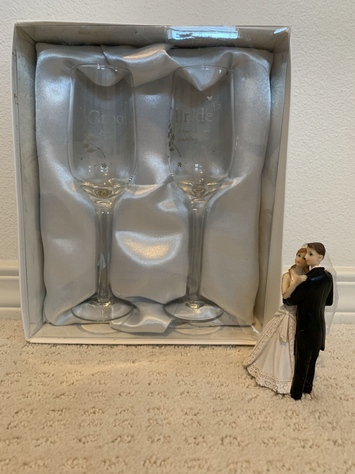 Cake topper and champagne glasses