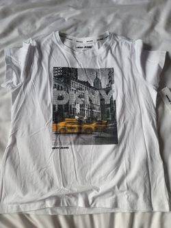 New DKNY T-shirt 