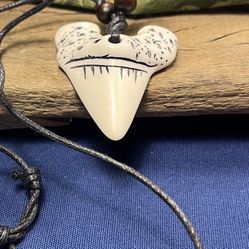 5505-MMT New Conquer The Sea With This Shark Tooth Resin Design Pendant Necklace