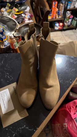 Guess Women boots size 8