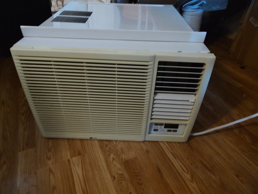 LG Large AC Window Unit 24.000 Btu Comes With Remote Control