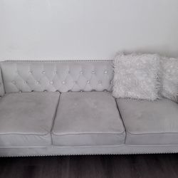Elegant white Velvet Sofa with Crystal Tufting – Used Elegant Gray Velvet Sofa with Crystal Tufting – Used Gray Velvet Sofa with Crystal Tufting – Use