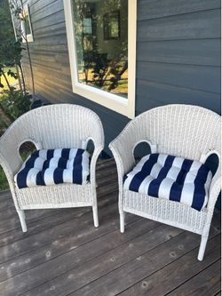 Set of 2 white wicker chairs