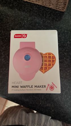 Dash Heart Mini Waffle Maker Pink