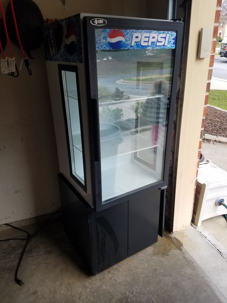 Vintage 3 window Pepsi cooler works perfectly 30° on high