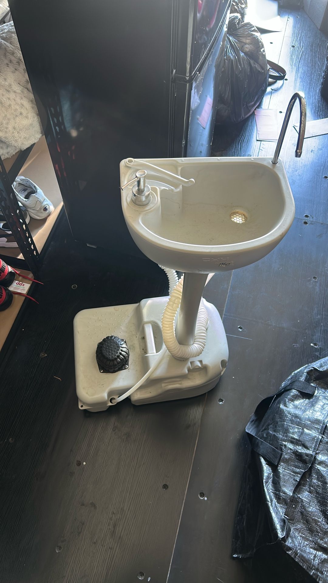 Portable sink with water tank